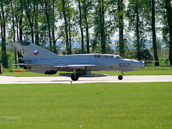 9341 MiG-21UM 211tl CzAF (916 Besuche) Open Day Caslav 2005 9341 MiG-21UM 211tl CzAF