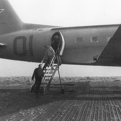Iljuschin Il-14, 01 (просмотров: 1638) NVA Offiziere verlassen eine Il-14 auf einem Truppenübungsplatz in der UdSSR. (ca. 1970-er / Anfang... Iljuschin Il-14, 01