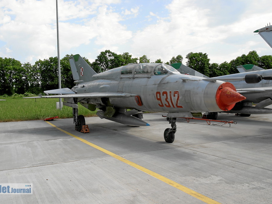 9312 MiG-21UM Malbork (760 visites) 9312 MiG-21UM Malbork