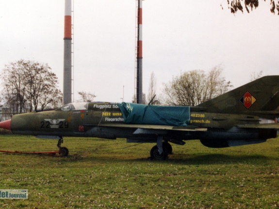 MiG-21PFM, ex. 771 NVA (1949 visitas) ex. 22+29 Bundeswehr, beheimatet Sammlung Dermsdorf, hier ausgestellt am Flughafen Erfurt 2001 MiG-21PFM, ex. 771 NVA