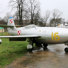 16 gelb, Jak-23
