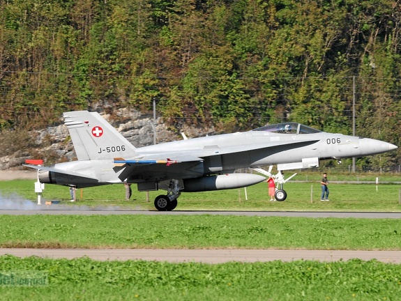 J-5006 F-18C Touchdown Meiringen Schweizer Luftwaffe