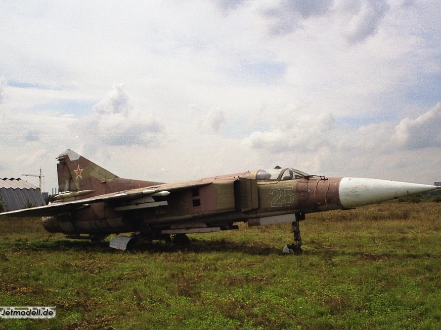 MiG-23S, 25 weiss umrandet