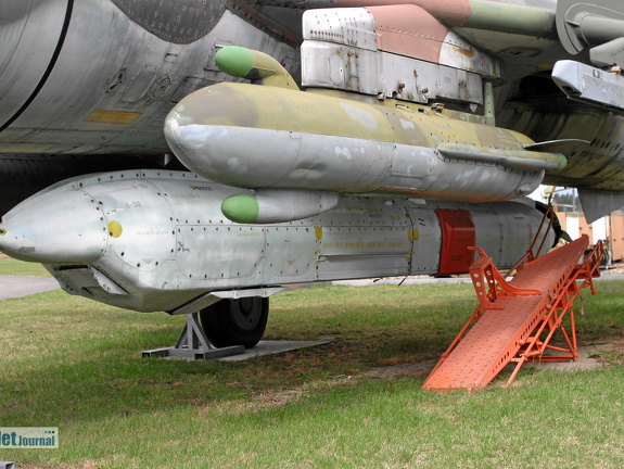 Su-22M4, Container KKR-1T und Störcontainer SPS-141MWGÄ