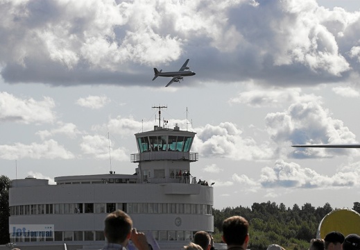 Malmi Tower und DC-6B