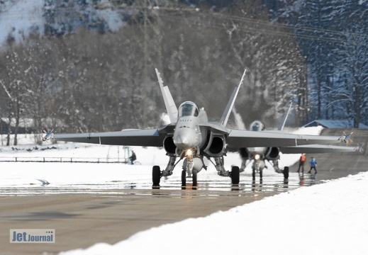 Hornets auf dem Rollweg Richtung Startbahn