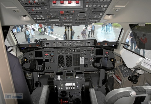 OH-SAK Avro 146 RJ85 Blue 1 Cockpit
