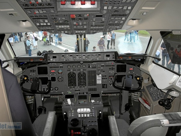 OH-SAK Avro 146 RJ85 Blue 1 Cockpit
