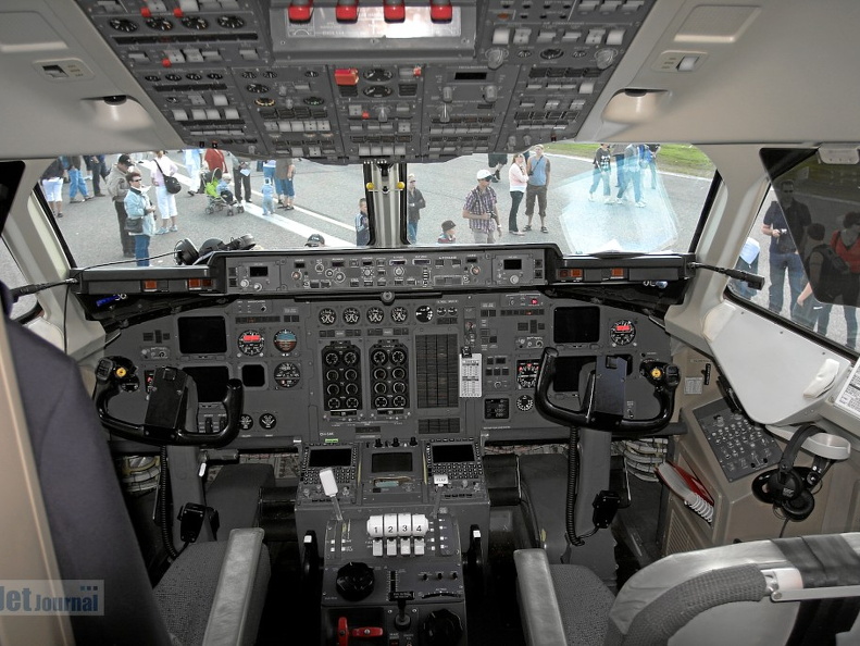 OH-SAK Avro 146 RJ85 Blue 1 Cockpit (3046 visitas) OH-SAK Avro 146 RJ85 Blue 1 Cockpit
