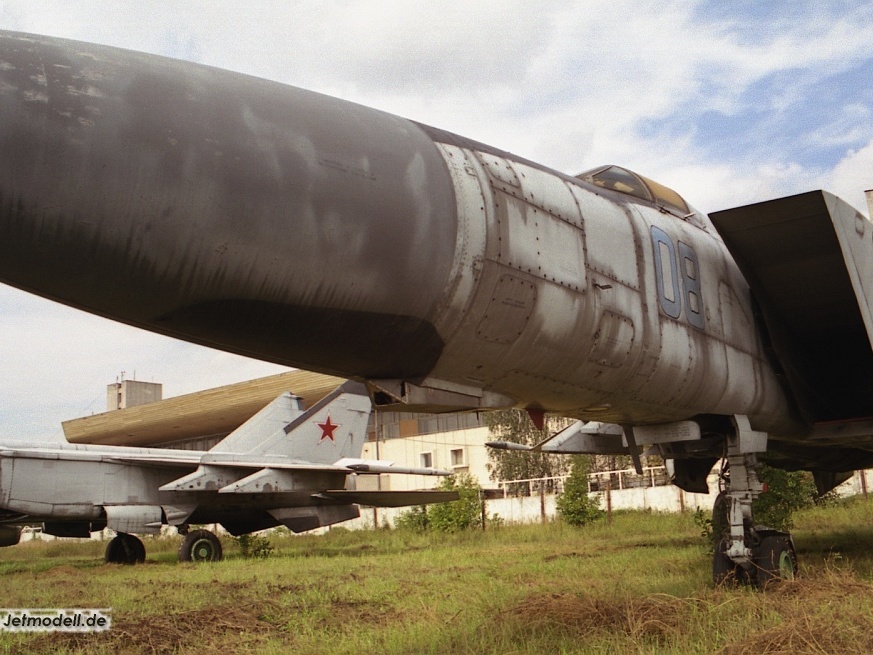 MiG-25PD, 08 blau und im Hintergrund MiG-25PU