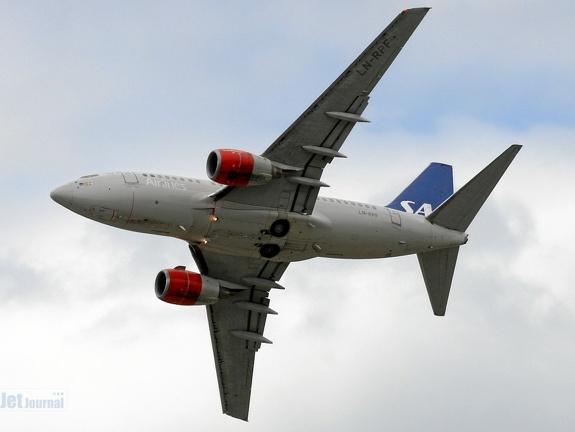 LN-RPF Boeing 737-683 SAS Fly-by