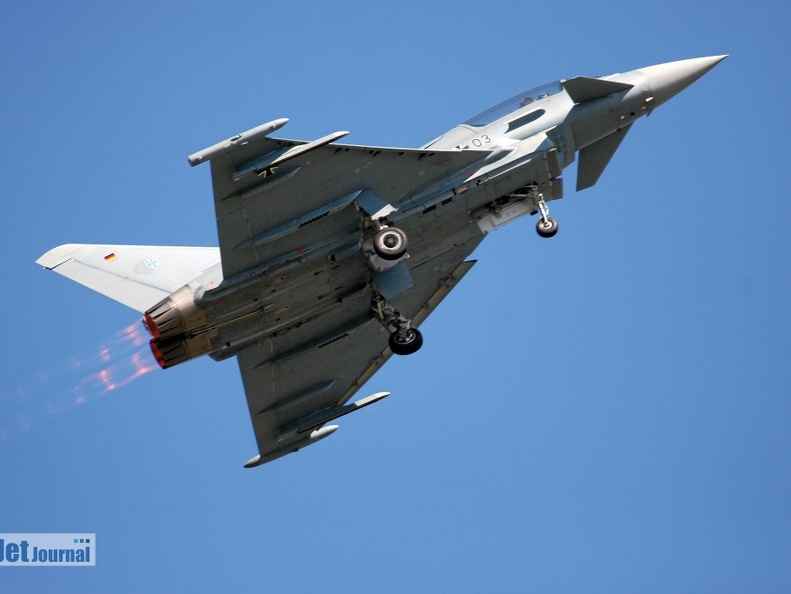 30+03 Eurofighter im Steigflug