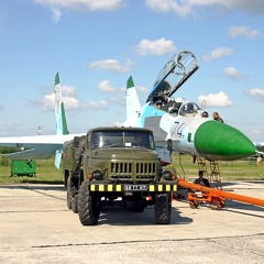 Su-27UB, 74 blau, Ukrainian Air Force und ZIL-131 Starterfahrzeug
