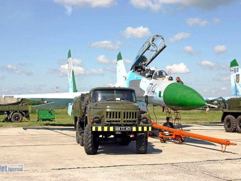 Su-27UB, 74 blau, Ukrainian Air Force und ZIL-131 Starterfahrzeug