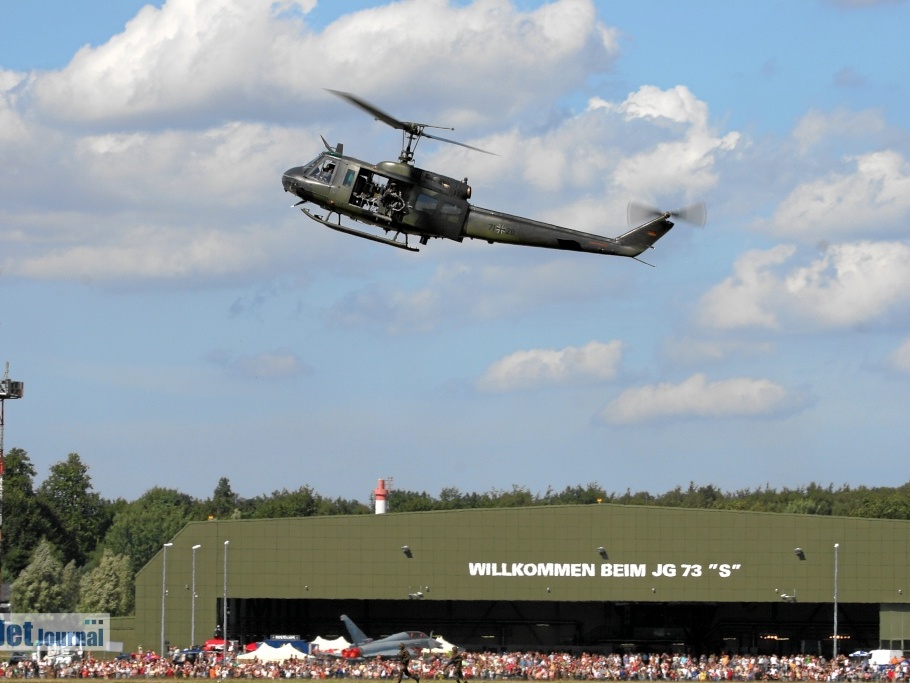 71+28 UH-1D gibt den bewaffneten Bodentruppen Feuerschutz