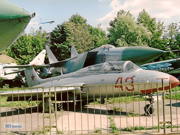L-29, 43 rot und MiG-25 im Hintergrund
