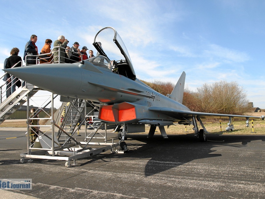 30+00 Eurofighter Mock up Pic2