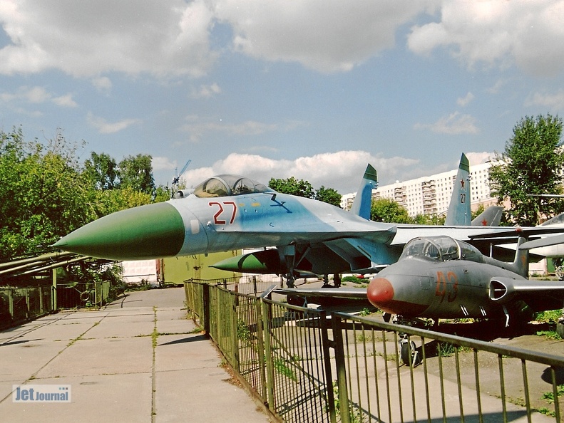 Su-27, 27 rot und Aero L-29, 43 rot