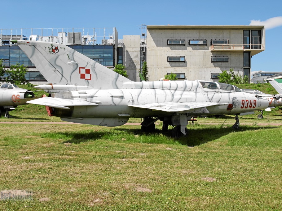 9349 MiG-21UM
