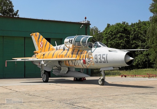 9351 MiG-21UM