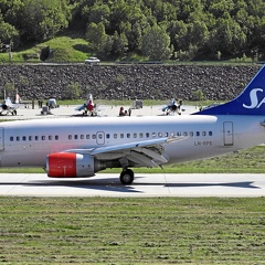 LN-RPE B737-683 SAS