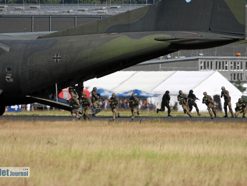 50+46 C-160D LTG62 Absetzen von bewaffneten Bodentruppen