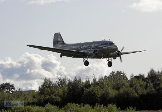OH-LCH DC-3 im Endanflug auf Malmi