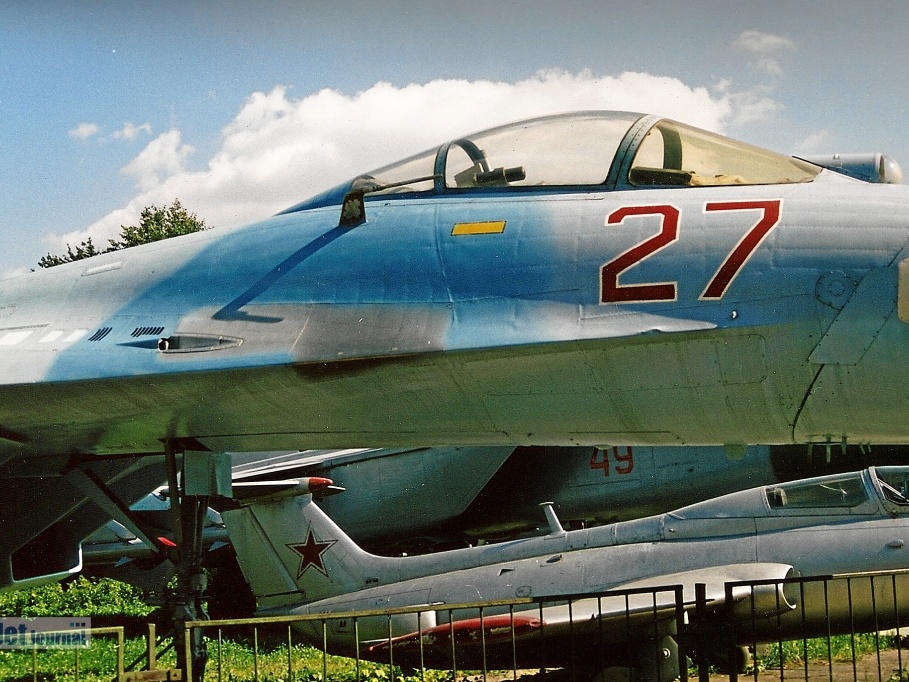 Su-27 Bug und L-29 im Hintergrund