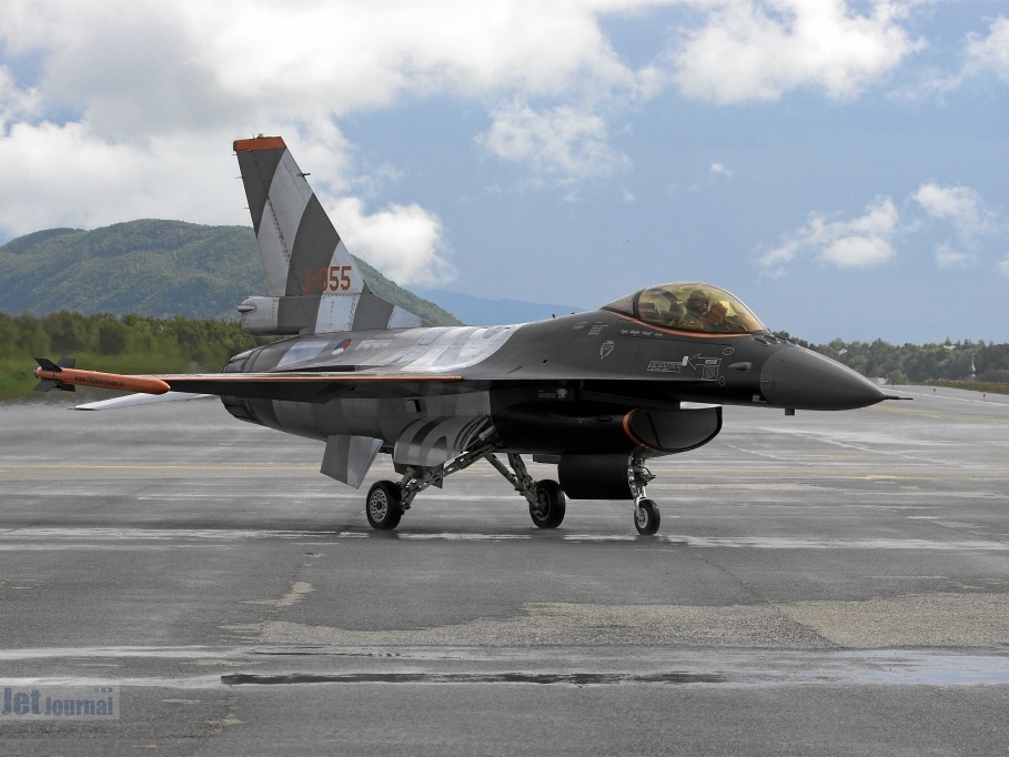 J-055 F-16AM RNLAF Taxiway