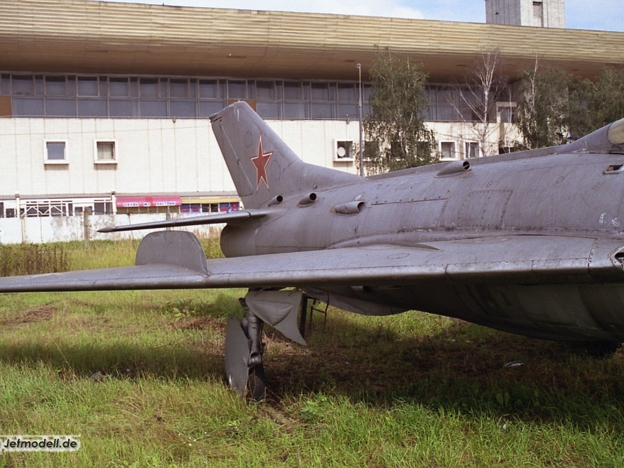 MiG-19S, 171 rot, Flächen- und Rumpfansicht