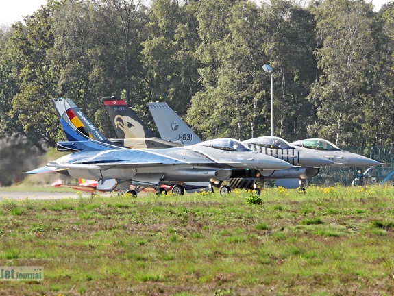 3 x F-16 in Startaufstellung