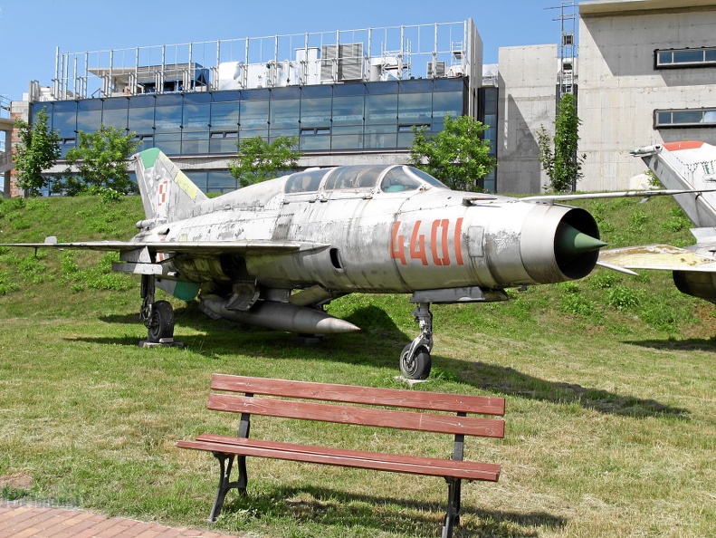 4401 MiG-21US