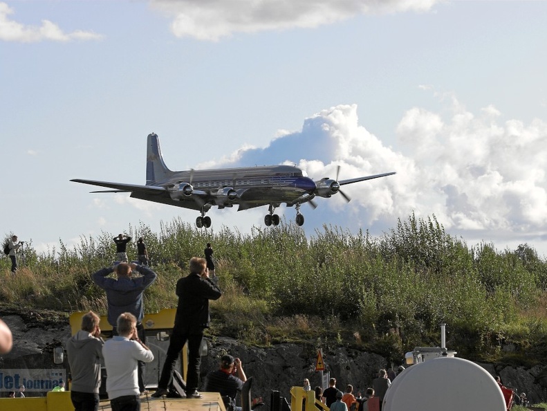 N996DM DC-6B im Endanflug auf Malmi