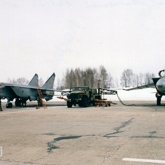 25 rot MiG-25RBSch und MiG-25RBT