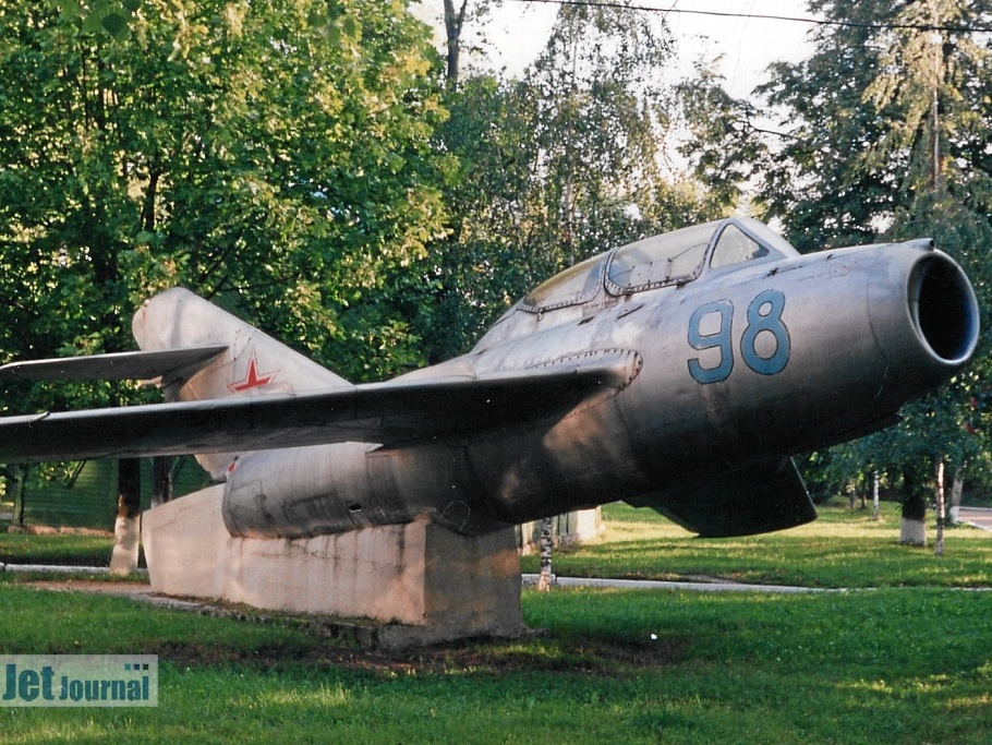 98 blau, MiG-15UTI