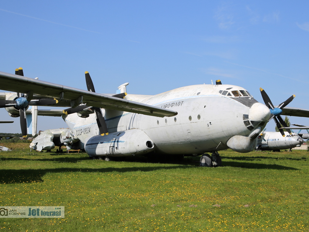 CCCP-09334, An-22 (3266 visingar) Im Hintergrund links Reste der Bartini WWA-14, rechts die An-10A CCCP-09334, An-22