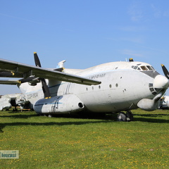 CCCP-09334, An-22 (3833 visingar) Im Hintergrund links Reste der Bartini WWA-14, rechts die An-10A CCCP-09334, An-22