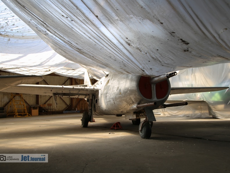 01 rot, MiG-9