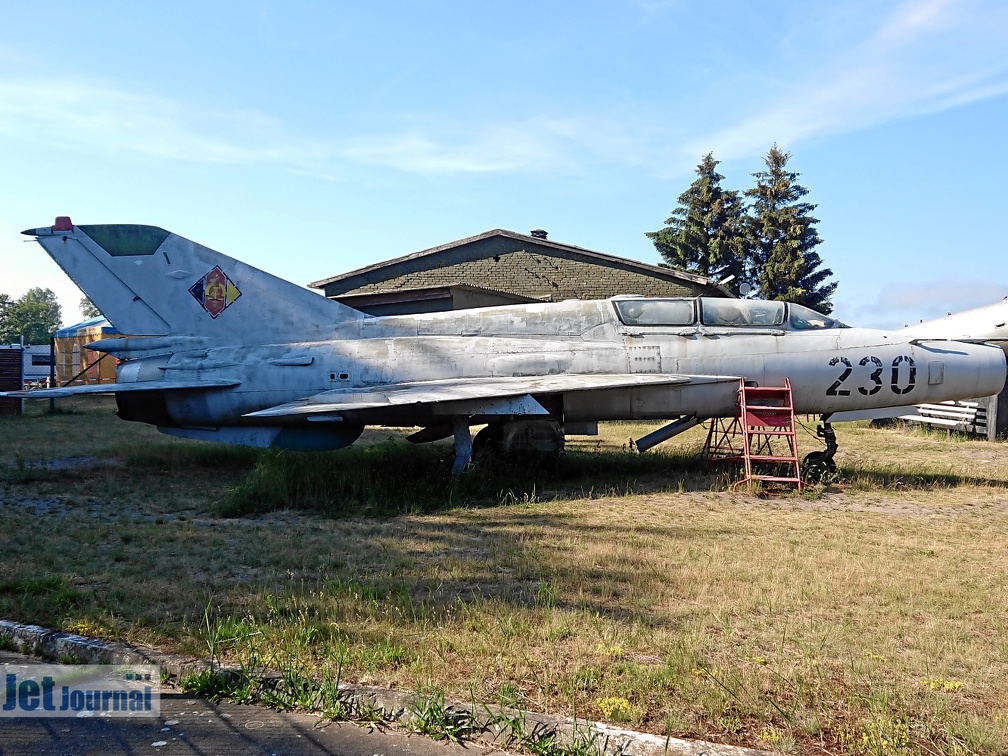 230 schwarz, MiG-21US, ex. NVA