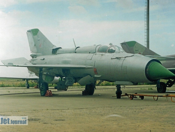 104 weiss umrandet, MiG-21PFM (1489 Besuche) Analogfoto aus dem Jahre 2002, aufgenommen am Rande des GLIZ in Achtubinsk/Russland. Die abgestellte... 104 weiss umrandet, MiG-21PFM