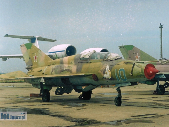 10 blau, MiG-21UM (1544 Besuche) Analogfoto aus dem Jahre 2002, aufgenommen am Rande des GLIZ in Achtubinsk/Russland. Die abgestellte... 10 blau, MiG-21UM