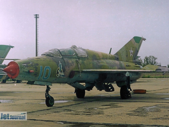 10 blau, MiG-21UM (1542 Besuche) Analogfoto aus dem Jahre 2002, aufgenommen am Rande des GLIZ in Achtubinsk/Russland. Die abgestellte... 10 blau, MiG-21UM