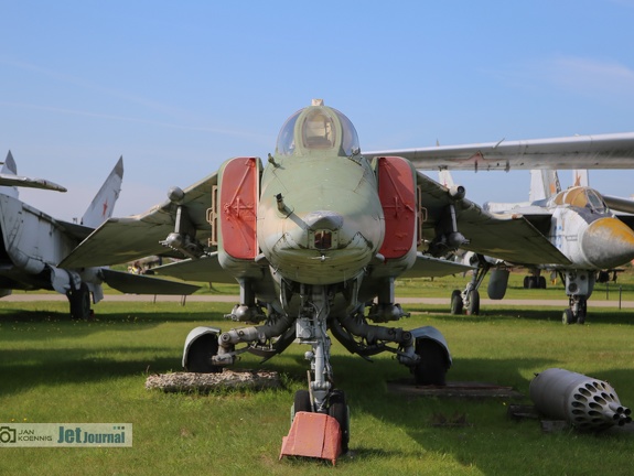 01 rot, MiG-27