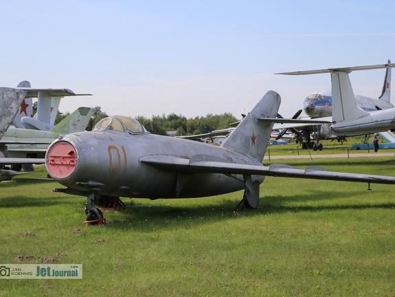 01 rot, MiG-17F