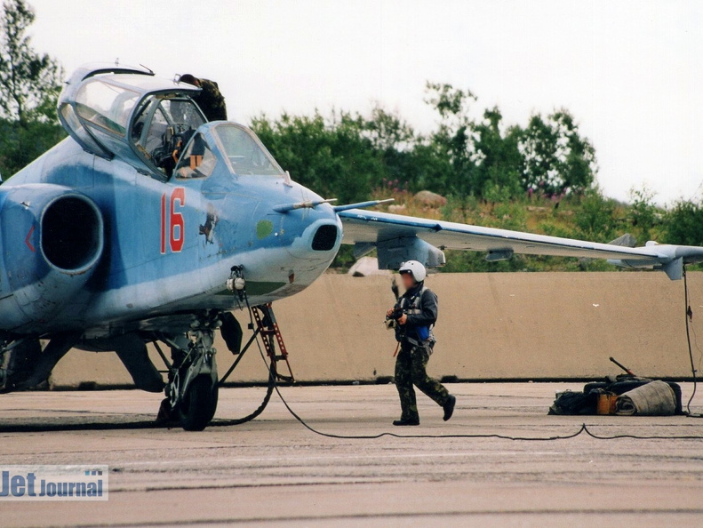 16 rot, Su-25UTG, Russian Navy (2505 visites) Analogfoto, ca. 2003. Aufnahmeort (wahrscheinlich) Severomorsk 3. Die Bilderserie der Russischen Mar... 16 rot, Su-25UTG, Russian Navy