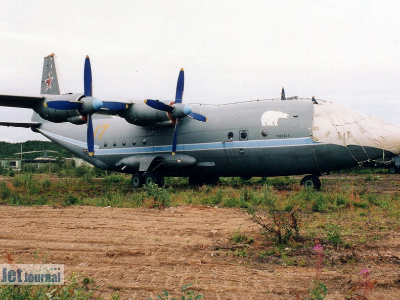 17 gelb, An-12PS, Russian Navy (2527 Besuche) Analogfoto, An-12PS, Seriennummer: 7344703, Aufnahme ca. 2003. Aufnahmeort (wahrscheinlich) Severomo... 17 gelb, An-12PS, Russian Navy