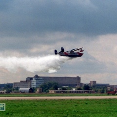 Berijew Be-12P beim Wasserabwurf