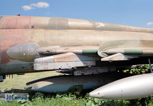 682 rot, Su-22M4. ex. LSK der NVA, Tragfläche und Aussenlasten