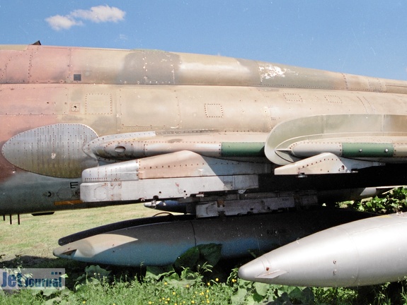 682 rot, Su-22M4. ex. LSK der NVA, Tragfläche und Aussenlasten