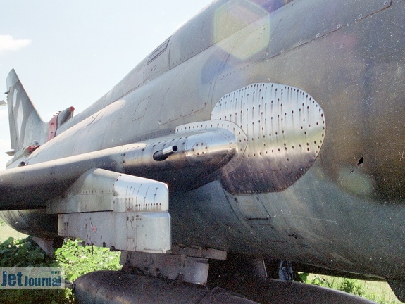682 rot, Su-22M4. ex. LSK der NVA, Tragflächenwurzel